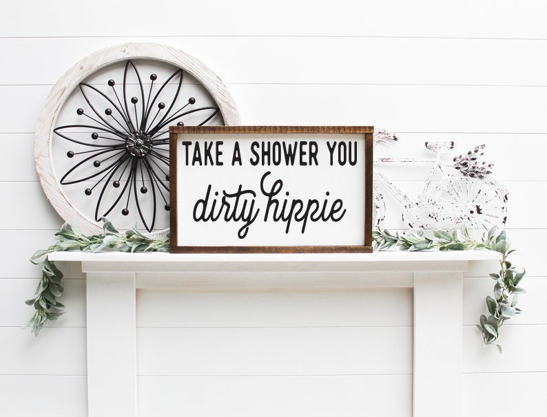 Targa In Legno Umoristica Take A Bath You Dirty Hippie - Cartello Decorativo Con Cornice 40x50 Cm Per Parete, Stile Rustico